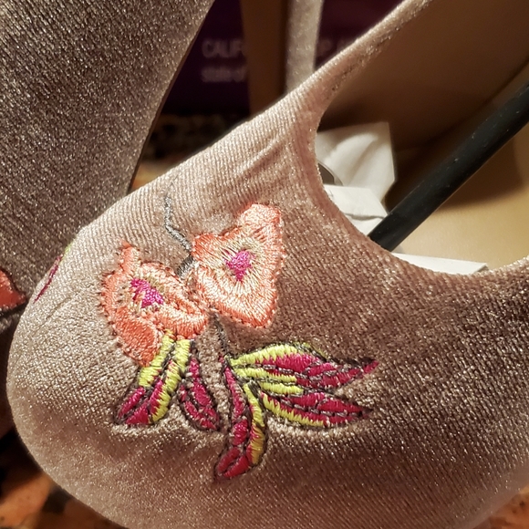 Forever Taupe Floral Heels Mult Sizes NIB 3/$25 - Picture 3 of 6